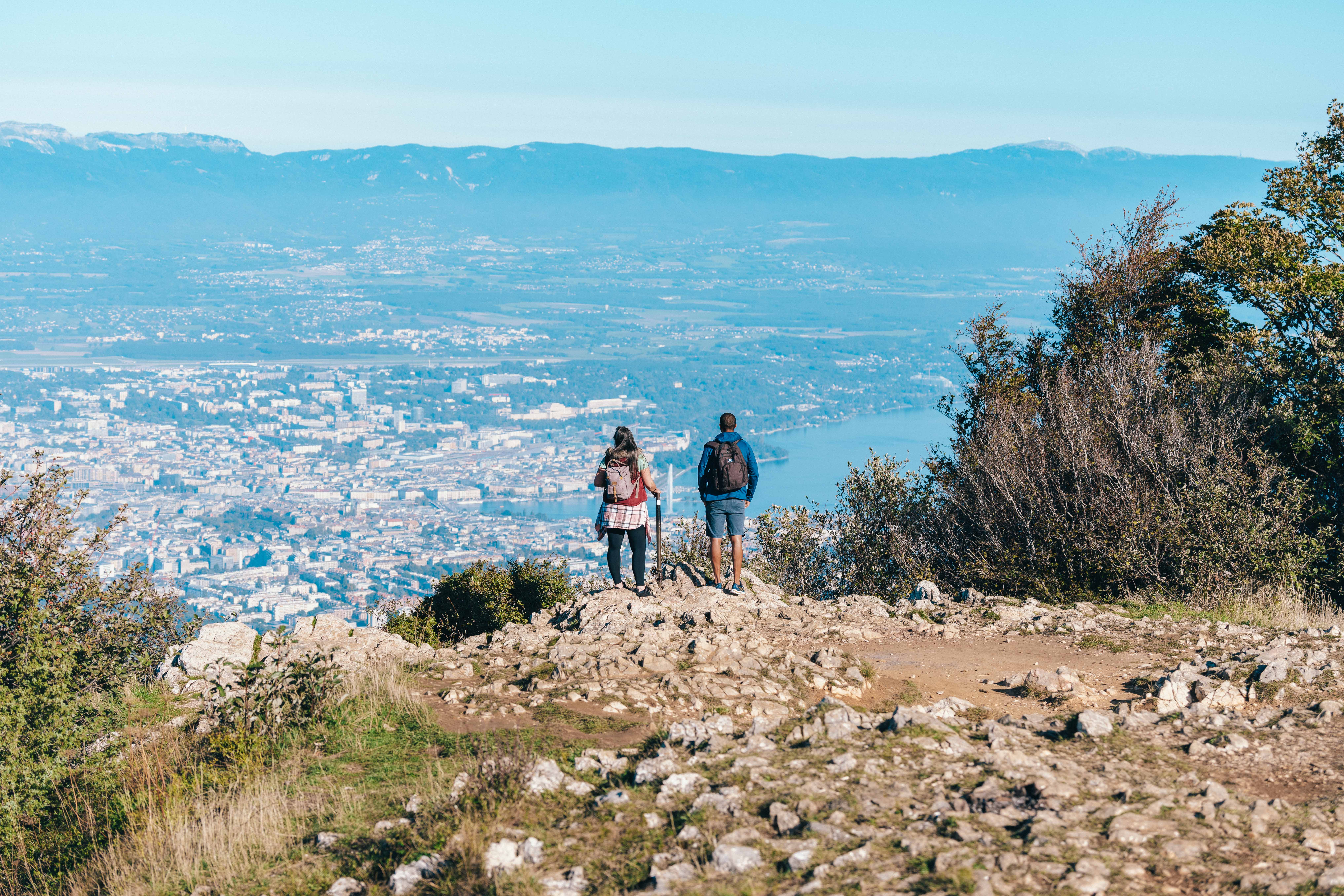 Deux personnes en randonnée, Mont-Salève Deux personnes en randonnée, Mont-Salève
