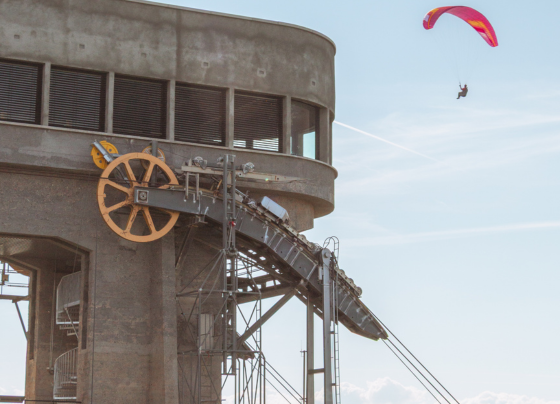parapente au-dessus du téléphérique