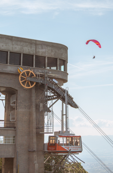 parapente au-dessus du téléphérique