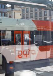 Tram Tango à l'arrêt